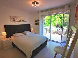 2 habitaciones, tabla de planchar con plancha y cuna de viaje 
