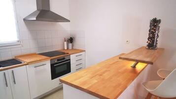 Frigorífico, microondas, horno y placa de cocina