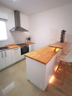 Fridge, microwave, oven, stovetop - ARCACHON Spacious apartment with terrace / balconies & private covered parking (Arcachon)