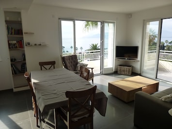 Séjour trÚs lumineux avec 2 grands balcons