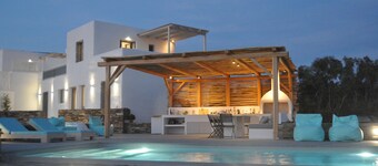 Les Thébaïdes , directly on Plaka beach with private pool 