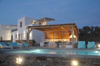 Les Thébaïdes , directly on Plaka beach with private pool 