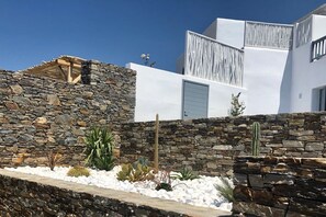 Property grounds - Les Thébaïdes , directly on Plaka beach with private pool  (Naxos)