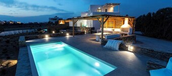 Les Thébaïdes , directly on Plaka beach with private pool 