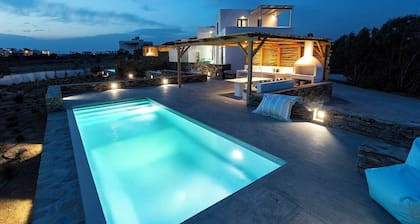 Les Thébaïdes , directly on Plaka beach with private pool