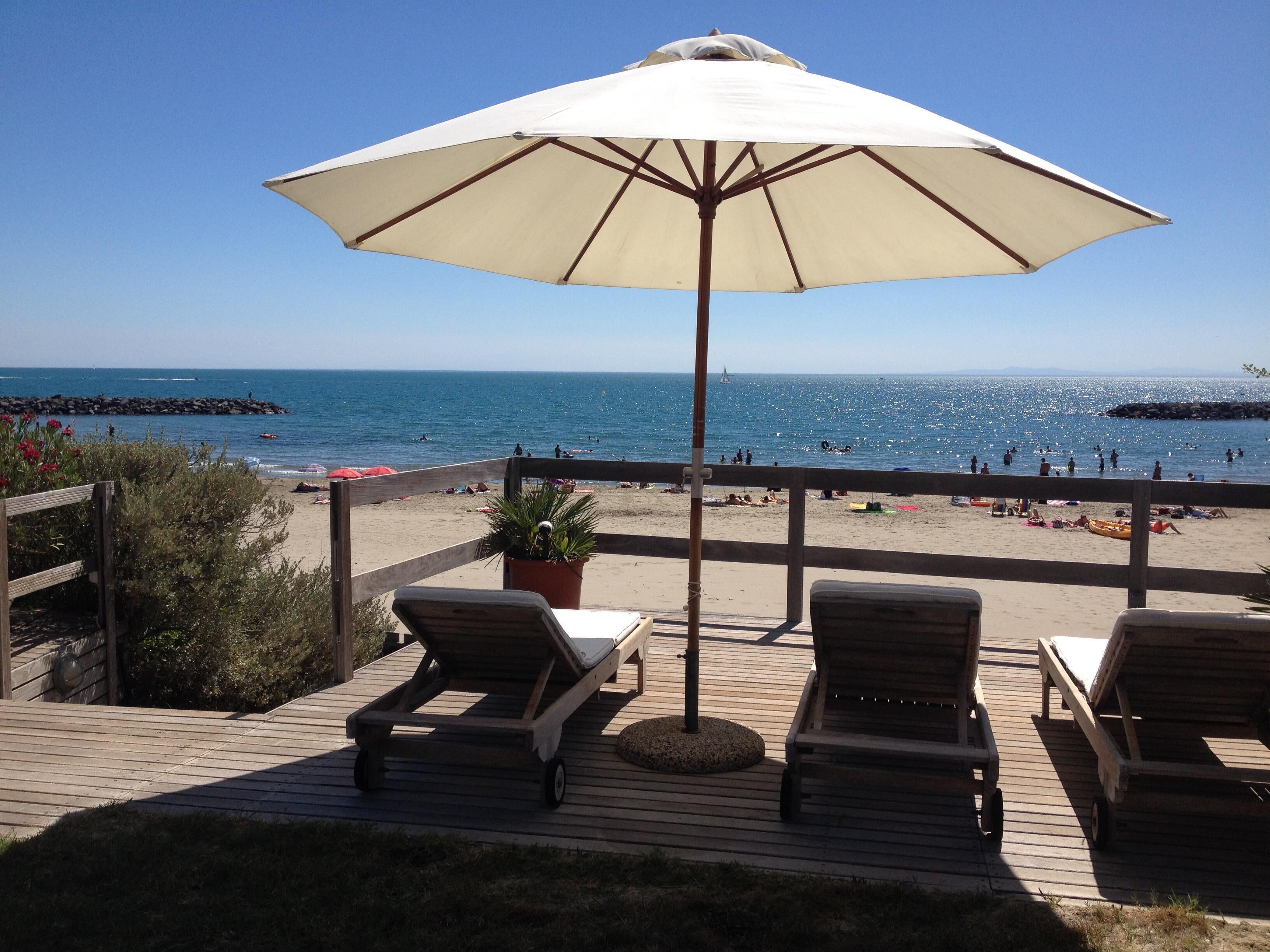 Plage, chaises longues, serviettes de plage