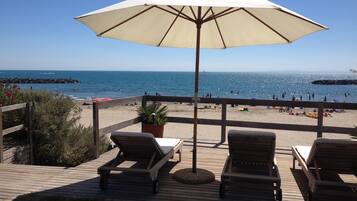 Plage, chaises longues, serviettes de plage