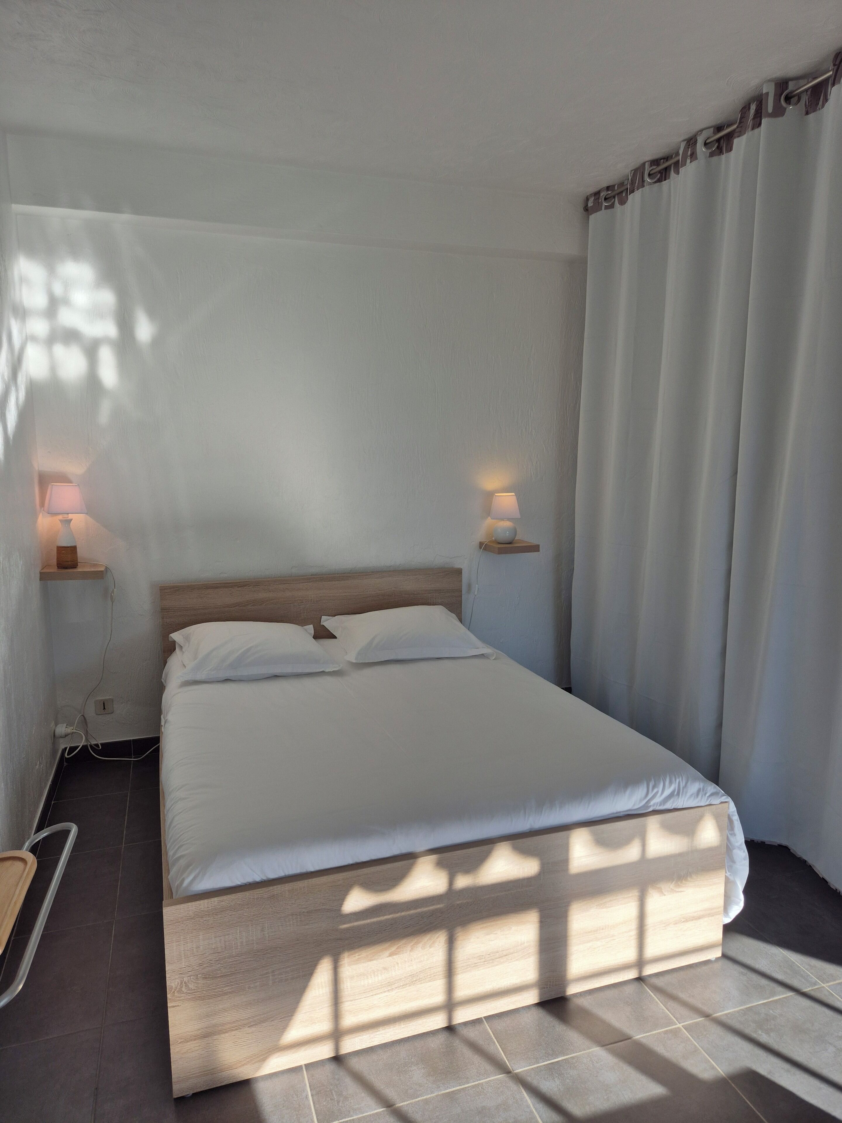 2 soverom, safe på rommet, strykejern/-brett og reiseseng for barn