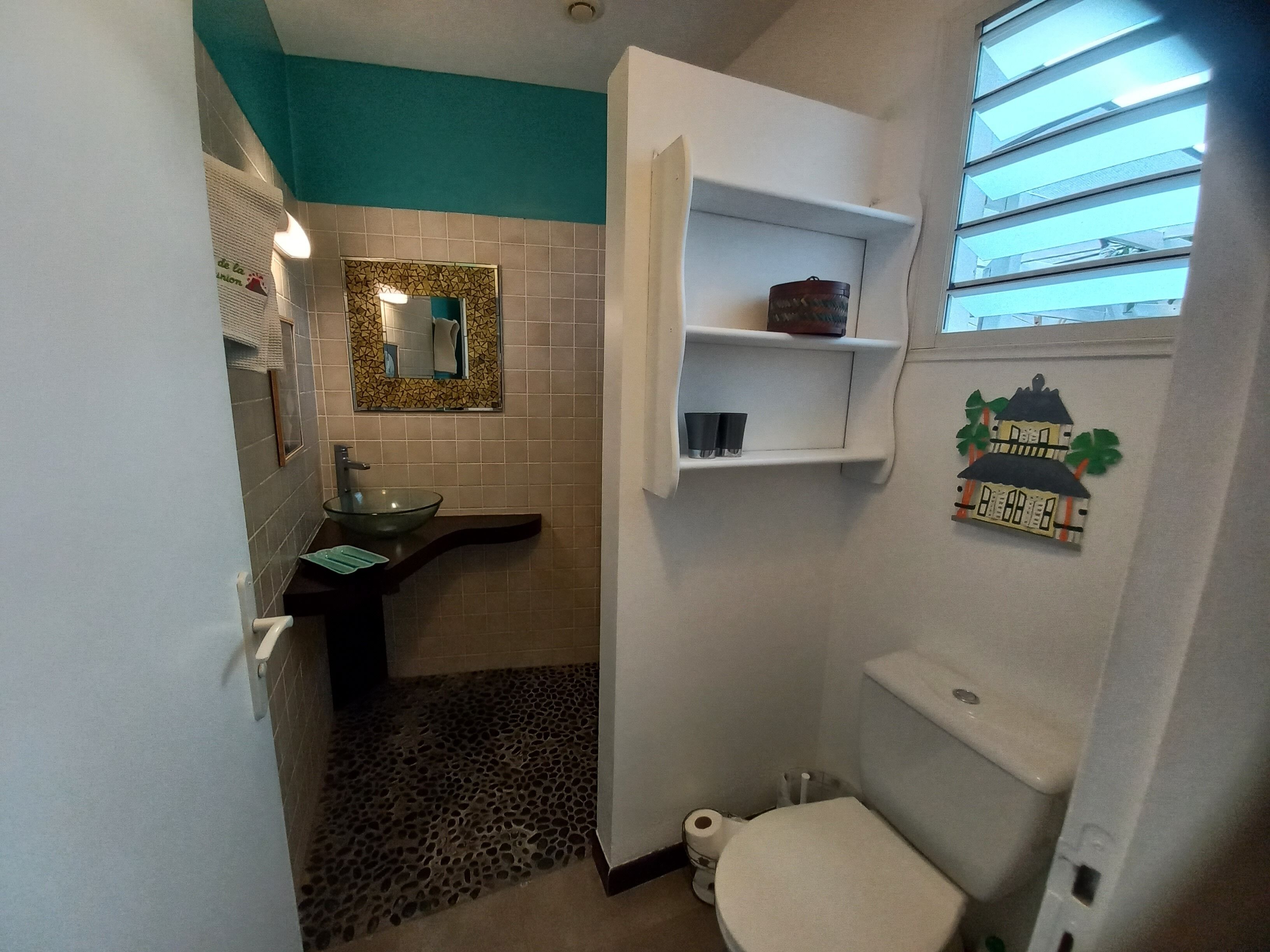 la douche est derrière le mur a droite 