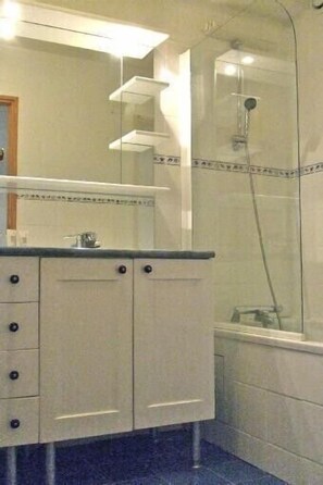 Haartrockner, Handtücher, Seife, Shampoo