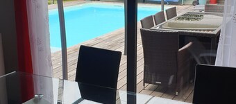 villa con piscina climatizada sin vis-à-vis y jardín