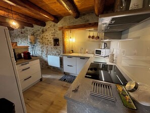 Réfrigérateur, micro-ondes, four, plaque de cuisson