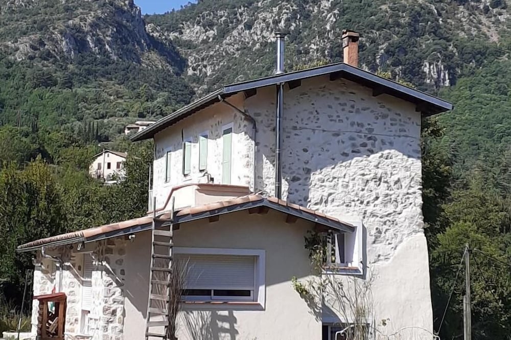 Charming cottage classified 3 *** in an exceptional natural green space