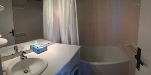 Combined shower/tub, hair dryer, toilet paper - CASSIS, Mon petit coin de Paradis. Air conditioning, WIFI, Swimming pool, Garage. Charges included. (Cassis)