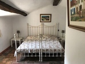 4 bedrooms, iron/ironing board, free WiFi