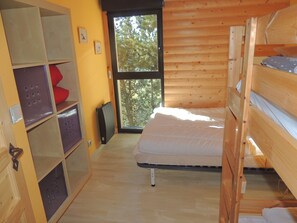 2 bedrooms, iron/ironing board, free WiFi
