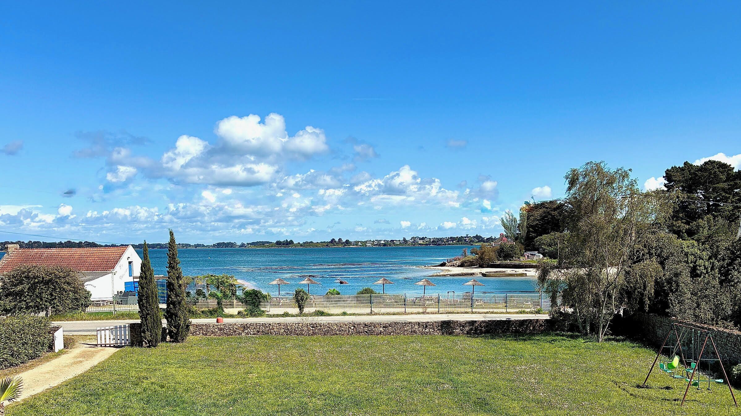 Vue depuis la maison: le jardin et le golfe du Morbihan