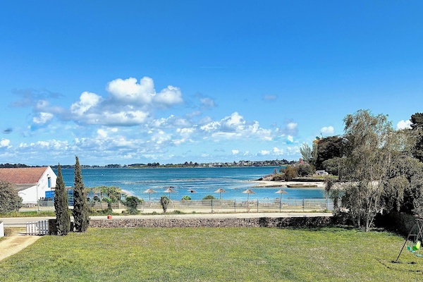 Vue depuis la maison: le jardin et le golfe du Morbihan