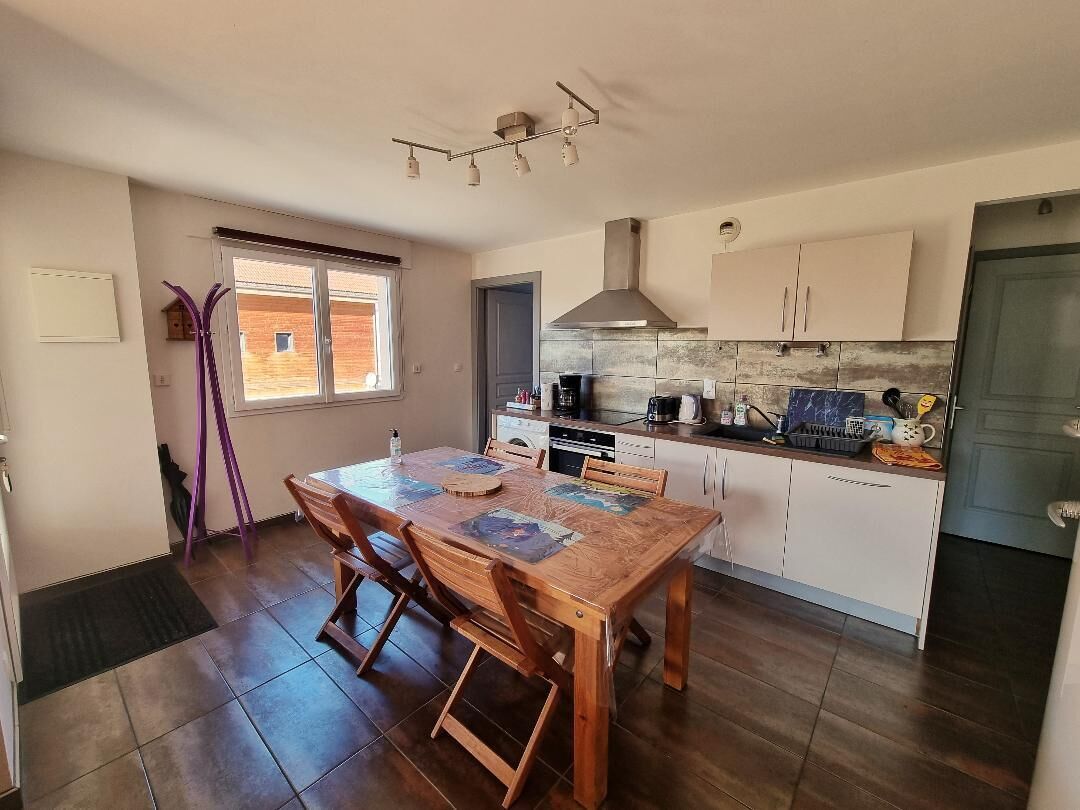 Charming new cottage facing south near tracks and hiking trails