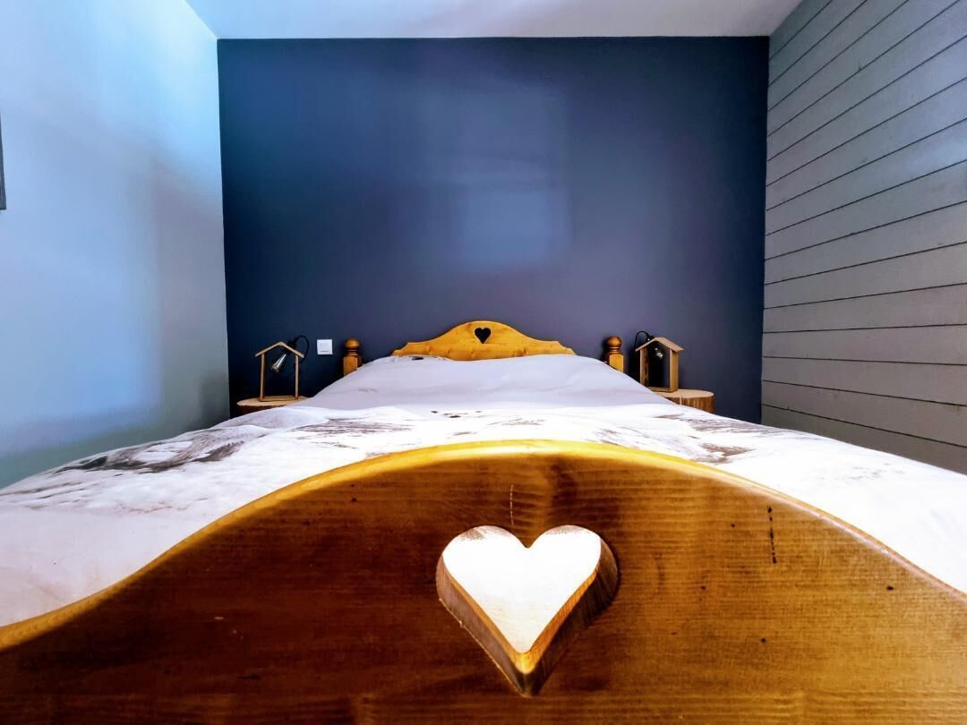 Charming new cottage facing south near tracks and hiking trails