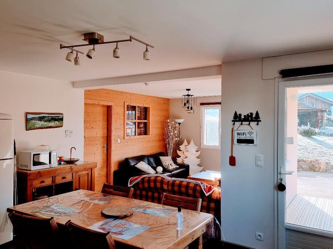 Charming new cottage facing south near tracks and hiking trails