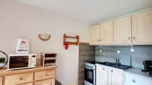 Refrigerador, microondas, horno y cafetera y tetera 