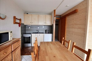 Fridge, microwave, oven, coffee/tea maker