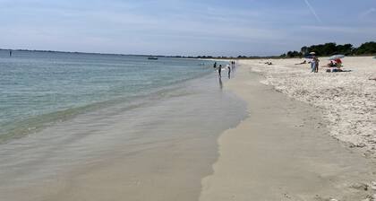 St Marine-Villa mit beheiztem Pool am Wasser.