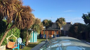 A swimming pool with a glass bottom, surrounded by palm trees and a house in the background. - Villa in Sainte Marine. heated pool. beaches, harbour, all on foot  (Combrit)