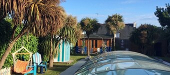 St Marine Villa med oppvarmet basseng ved sjøen.