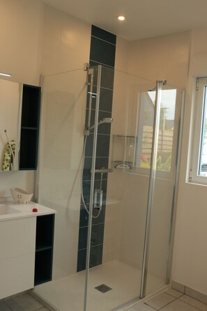 Bathtub, hair dryer, towels