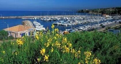 apartment in residence with swimming pool and tennis 4 min walk to the beach