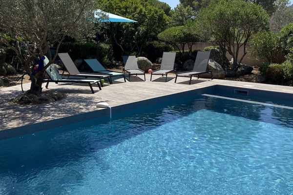 Piscine construite mai 2021 devant la terrasse couverte
