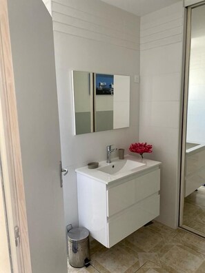 Bathtub, hair dryer