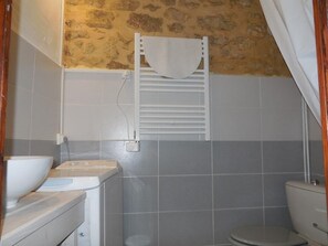 Douche, sèche-cheveux, serviettes fournies