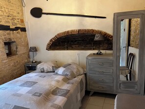 1 chambre, fer et planche à repasser, lit de bébé portatif