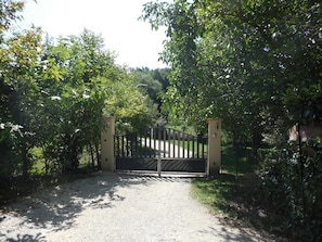 Property grounds - Gîte 2p Lascaux, 2*, wifi, park, games, heated swimming pool, Spa, ok dogs & cats (MONTIGNAC-LASCAUX)