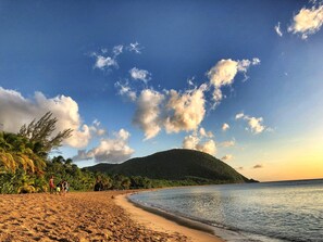Chaises longues, serviettes de plage