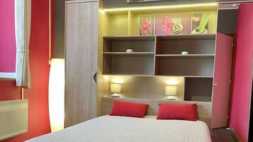 2 bedrooms, iron/ironing board, WiFi