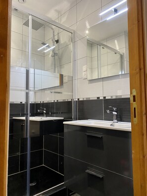 Bathroom - rental in the heart of the morvan regional natural park (Alligny-En-Morvan)