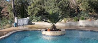 Rd jardín en una villa, piscina en la tranquila Provenza Verte