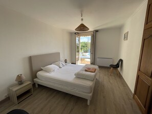 7 bedrooms, iron/ironing board, free WiFi - Quiet black Perigord villa with private heated pool 15pers (Brouchaud)