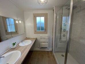 Een douche, een haardroger, toiletpapier