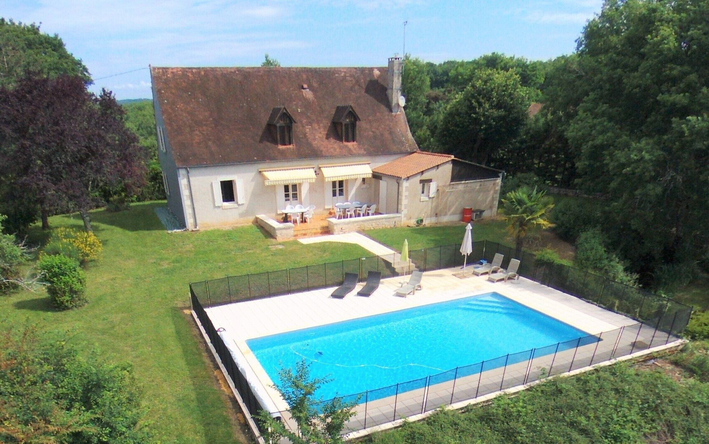 Quiet black Perigord villa with private heated pool 15pers