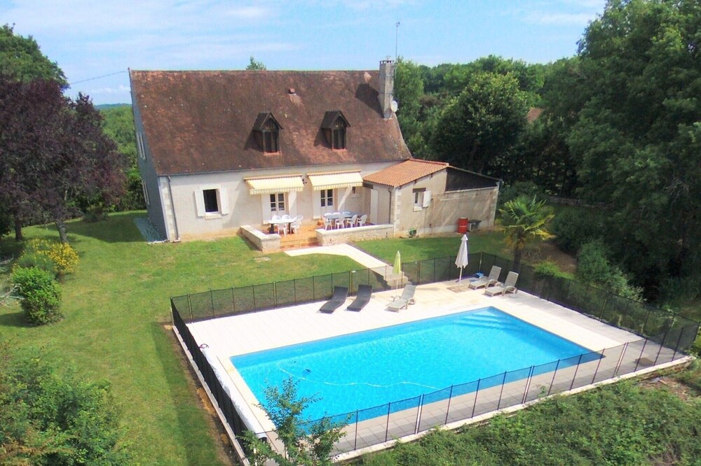 Quiet black Perigord villa with private heated pool 15pers