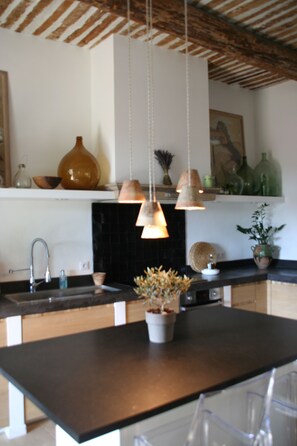 Réfrigérateur, micro-ondes, four, plaque de cuisson