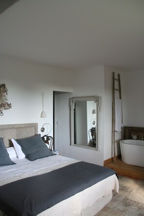 3 bedrooms, soundproofing, iron/ironing board, Internet