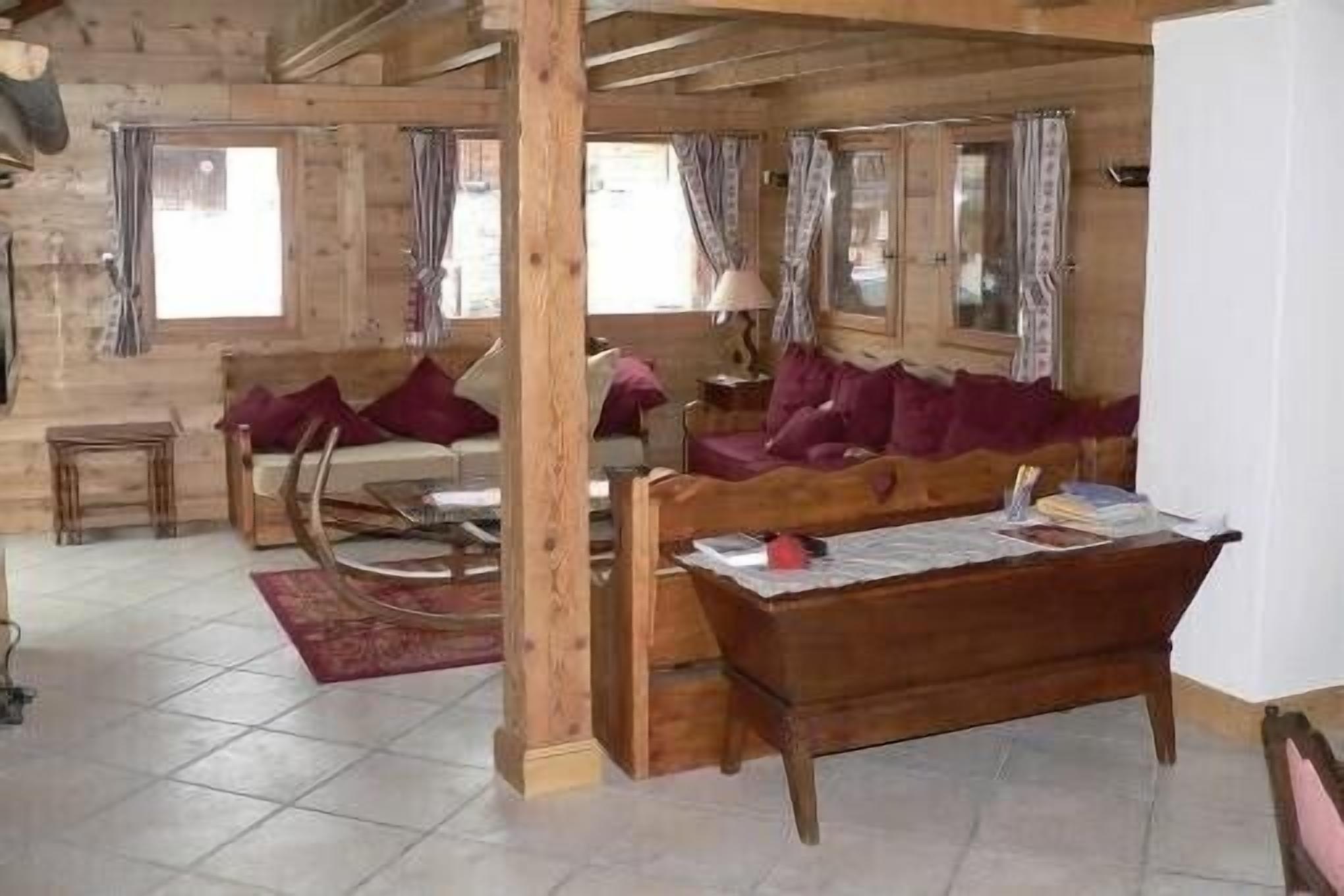 Smart TV, fireplace, DVD player, stereo