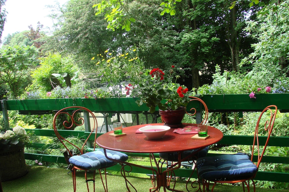 Warm welcoming in a splendid Norman garden