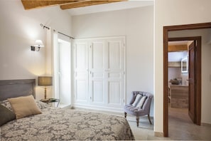 4 bedrooms, desk, iron/ironing board, travel crib
